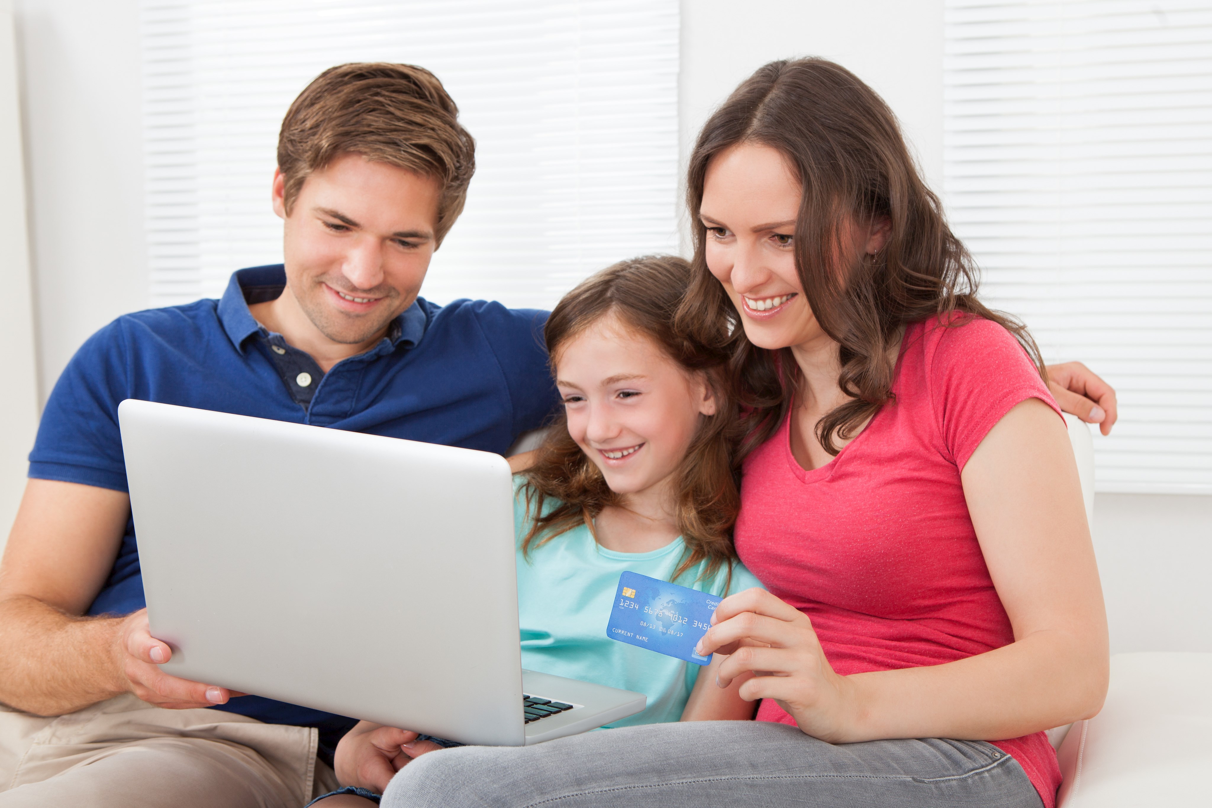 Familie mit Laptop