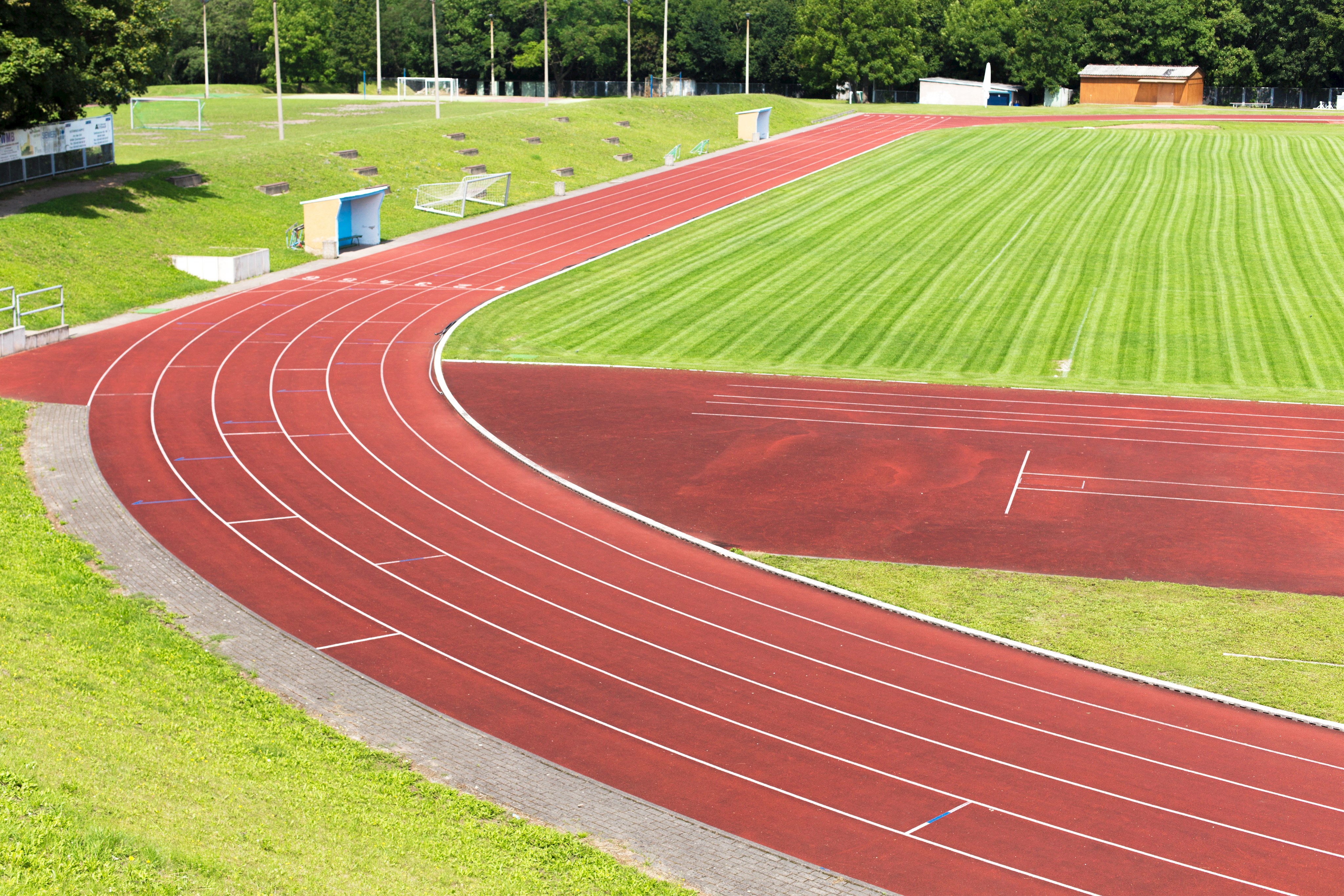 Sportplatz mit Laufbahnen