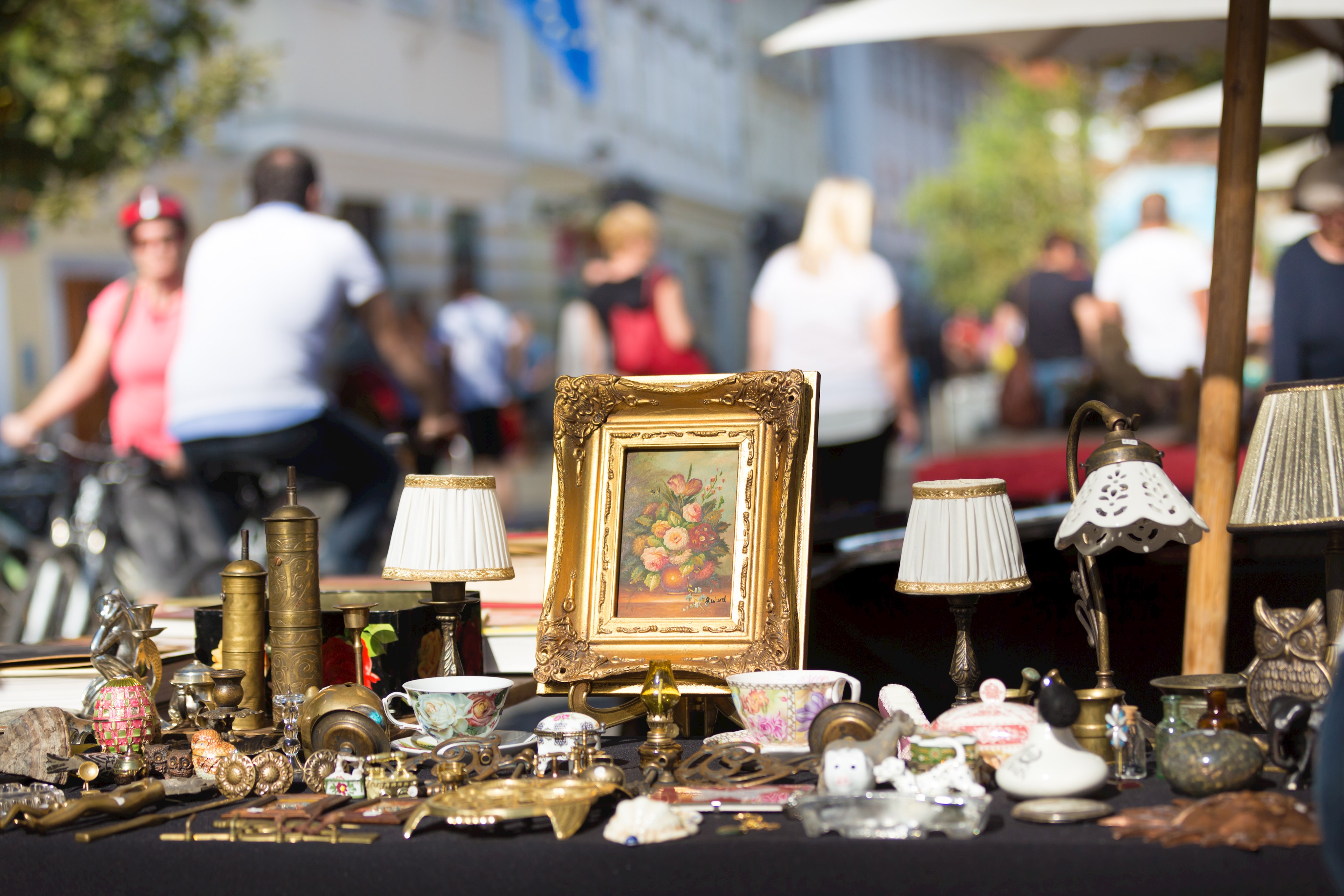 Bild eines Flohmarktstandes mit Menschen im Hintergrund