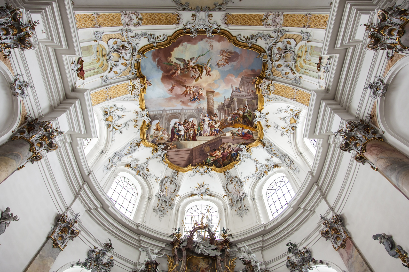 Kirchendecke mit Malereien