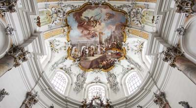 Kirchendecke mit Malereien