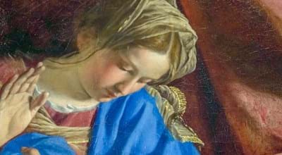 Skulptur Gemaltes Bild einer Frau, die ihre Hand hebt