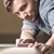 Handwerker arbeitet mit Holz