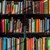Schwarzes Bücherregal mit vielen bunten Büchern