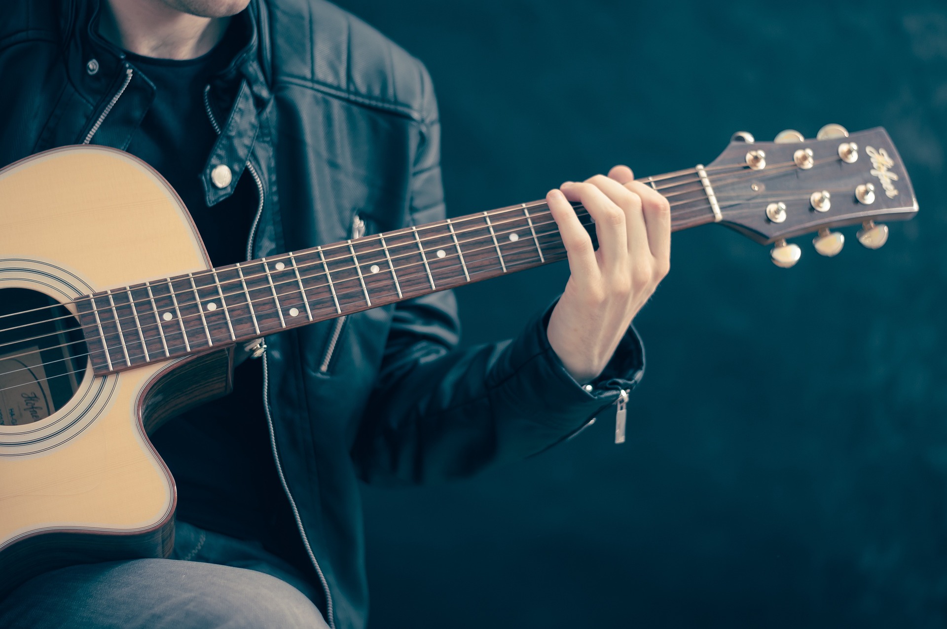 Gitarre spielender Mann
